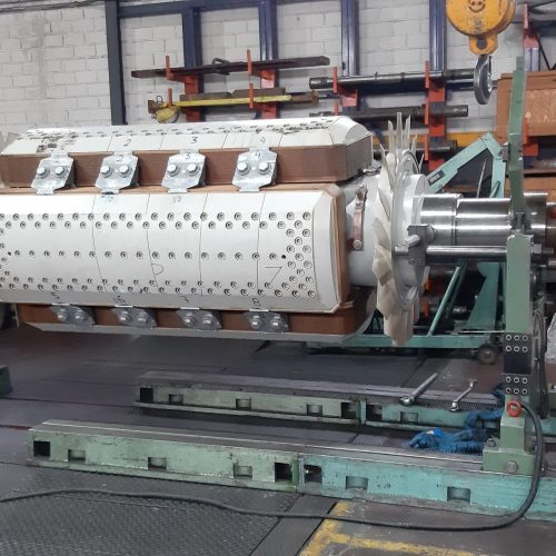 Bodega con máquina industrial